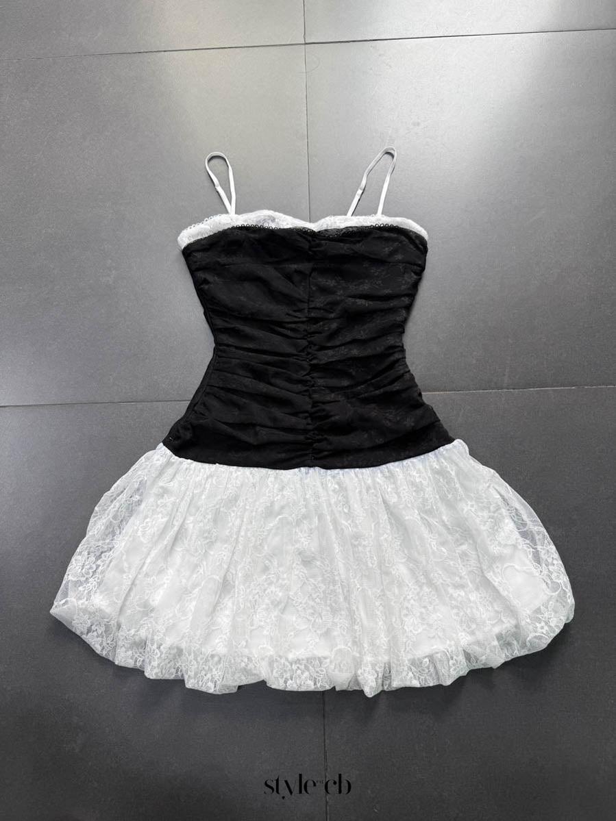 Zweifarbiges Minikleid mit Spitzensaum und Ballonsaum