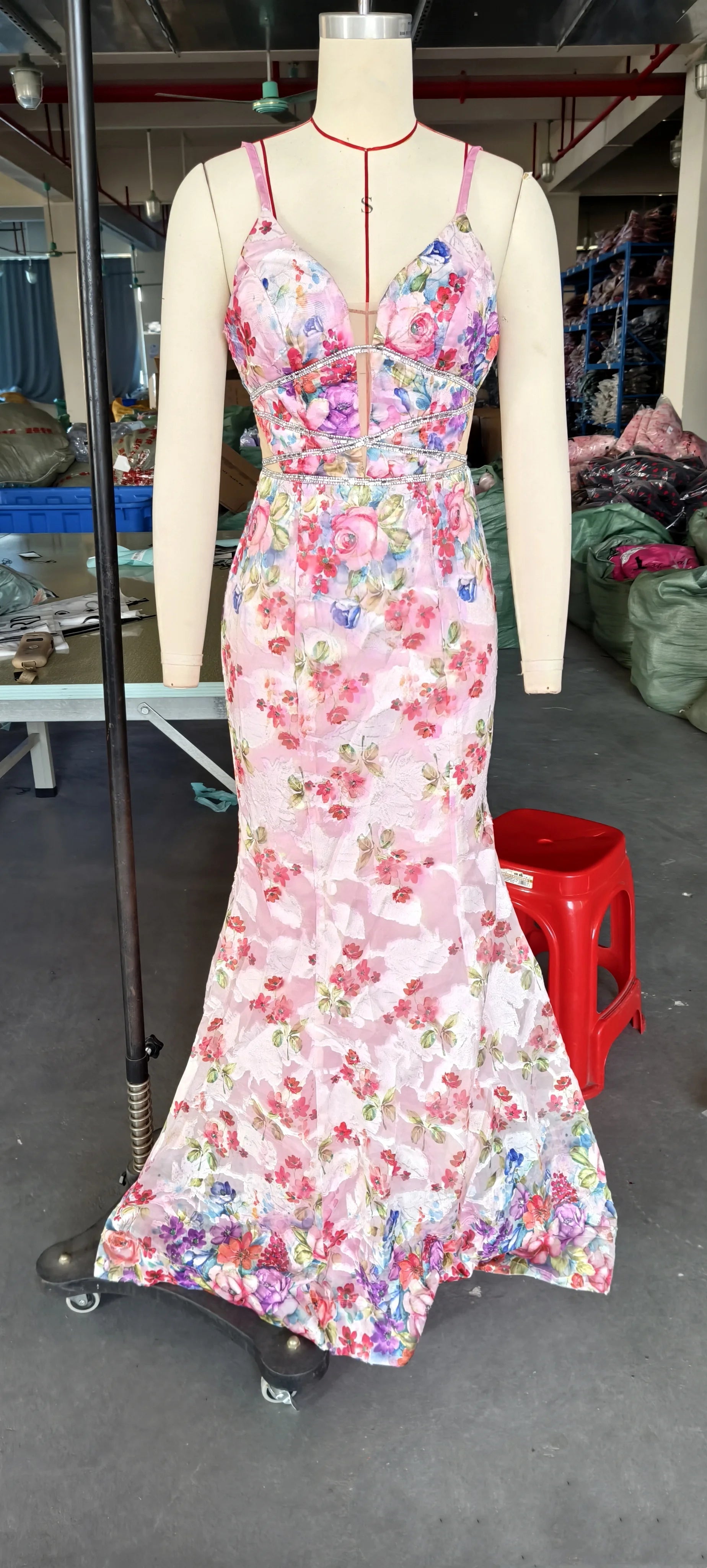 Spaghettiträger-Meerjungfrauen-Maxikleid mit Blumenmuster in Rosa