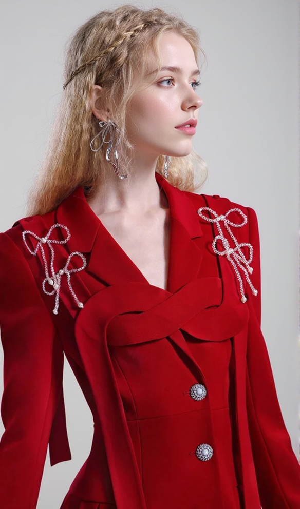 ABITO GIACCA CON DECORAZIONE FIOCCO ROSSO