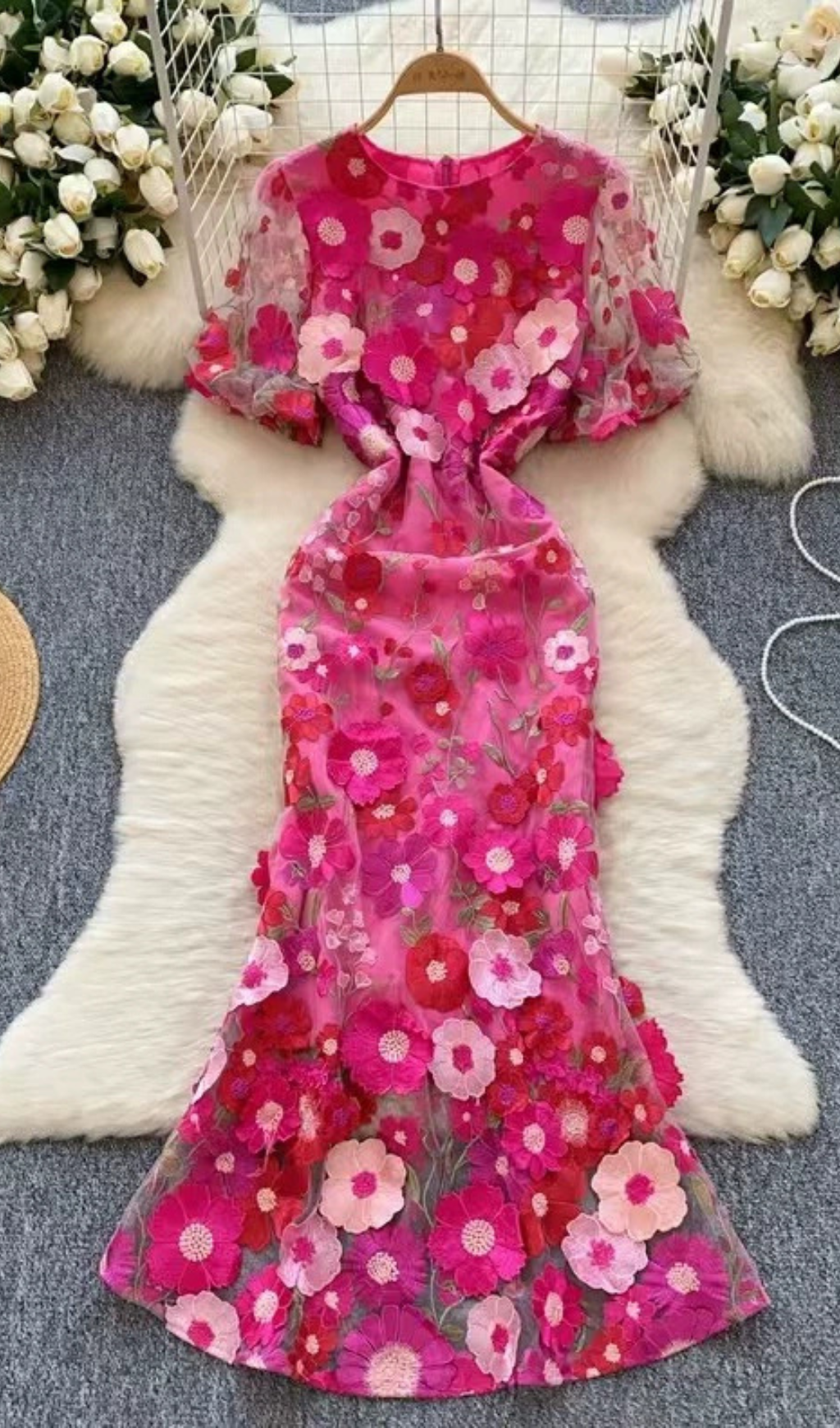 CAROL ROSE – Rotes Midikleid aus Netzstoff mit Blumenstickerei und Fischschwanz