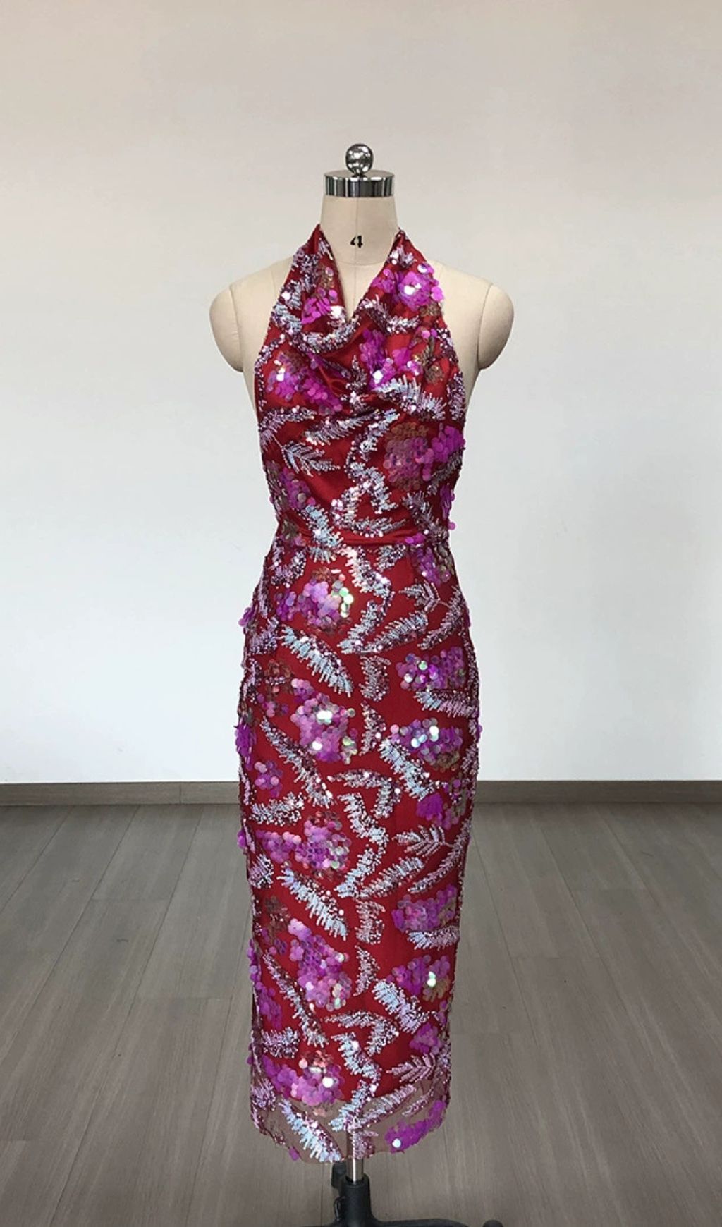 ALVA PINK figurbetontes Midikleid mit Neckholder und Pailletten