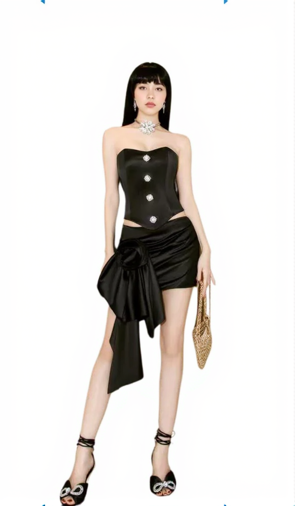 AMBERLY SCHWARZES SATIN-ROCK-SET MIT BLUMEN