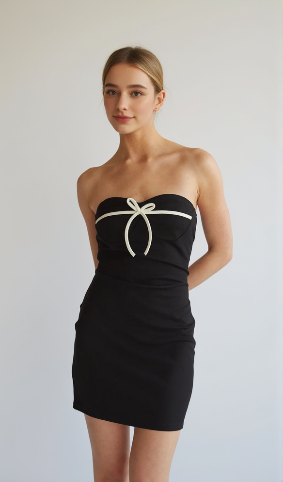 TRÄGERLOSES, figurbetontes Minikleid mit Schleife