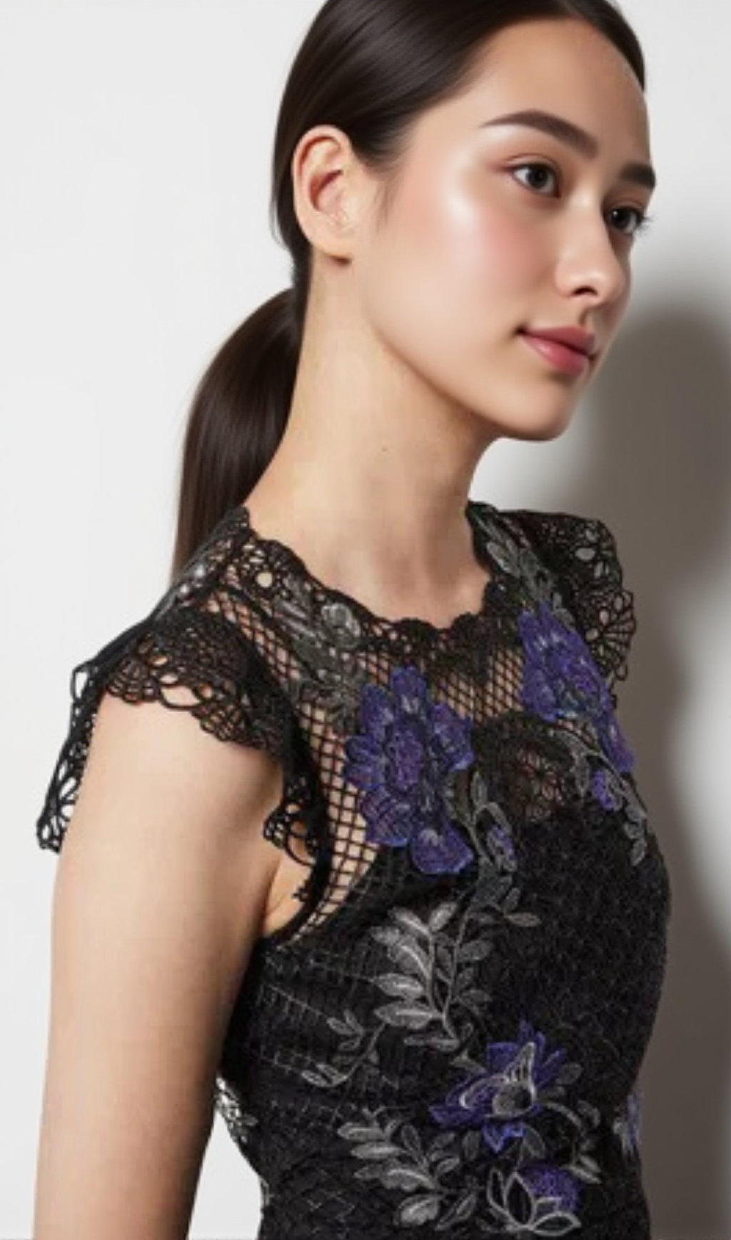 Mini abito nero con pizzo floreale