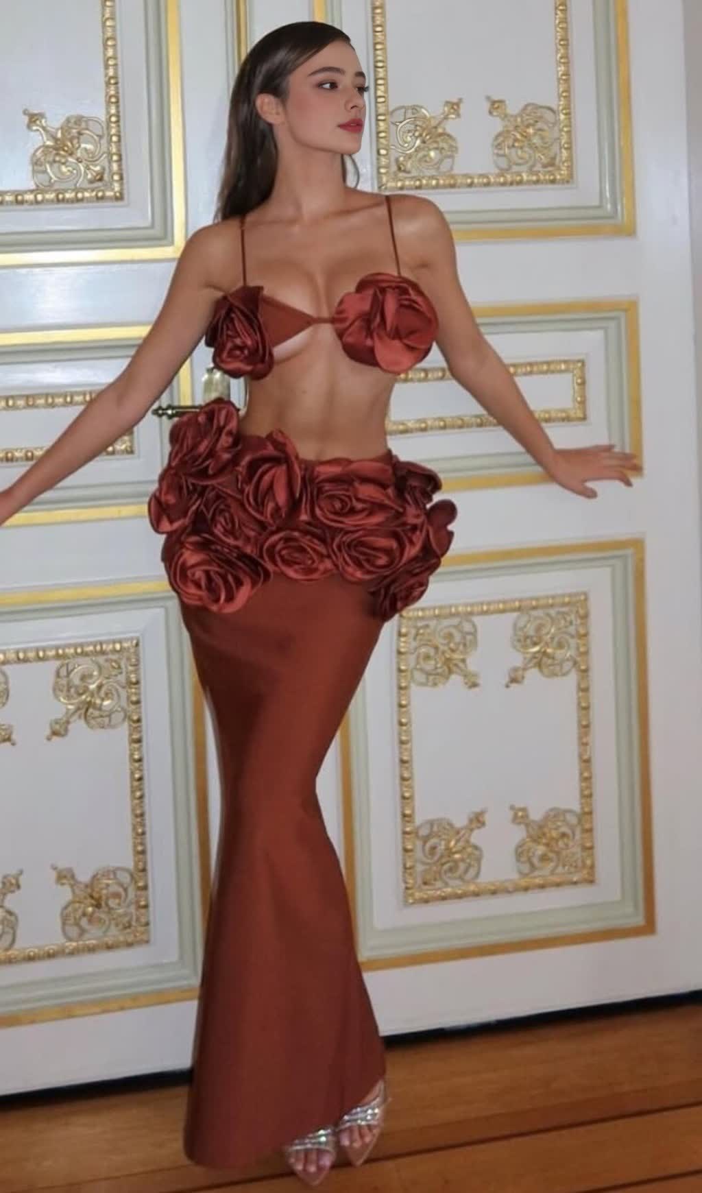 SET AUS BRAUNEM BLUMENTOP UND LANGEM MIDIROCK