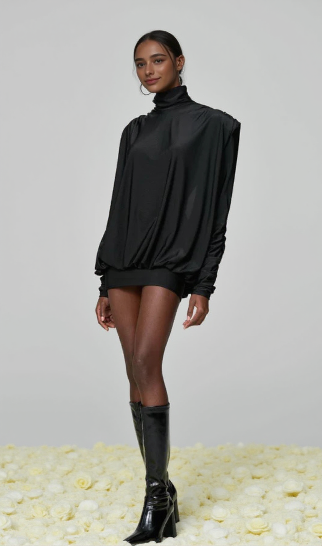 Alestair – Rückenfreies, gerüschtes Minikleid in Schwarz