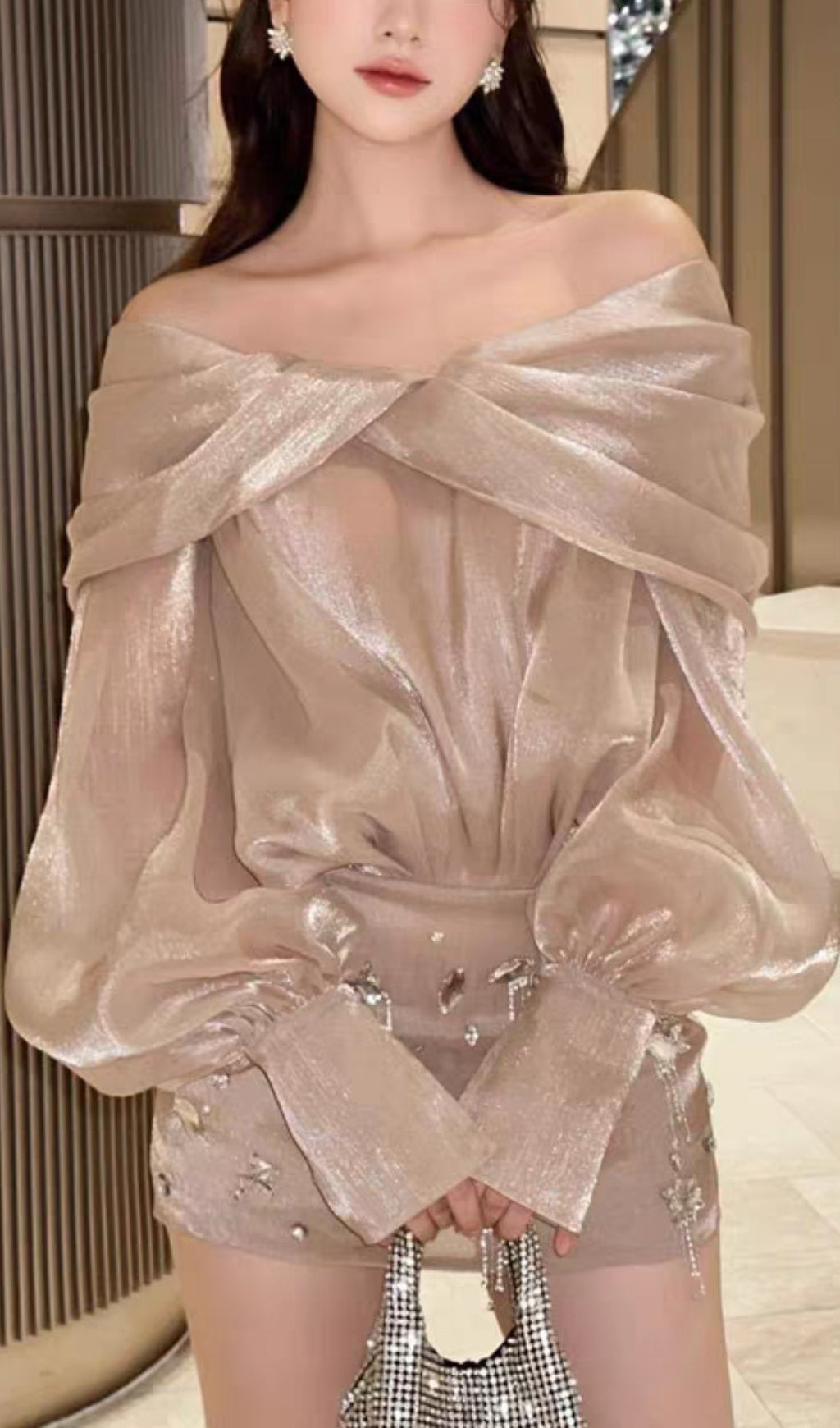 MINI ABITO CON CAMICIA PERLATA E SPALLE SCOPERTE