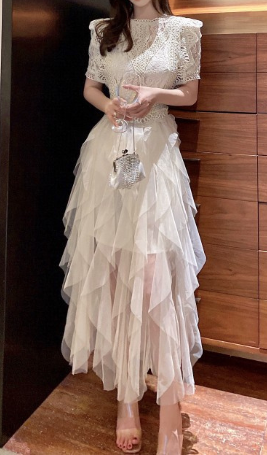 Aprikosenfarbenes Midikleid mit Patchwork-Ausschnitten und Spitze