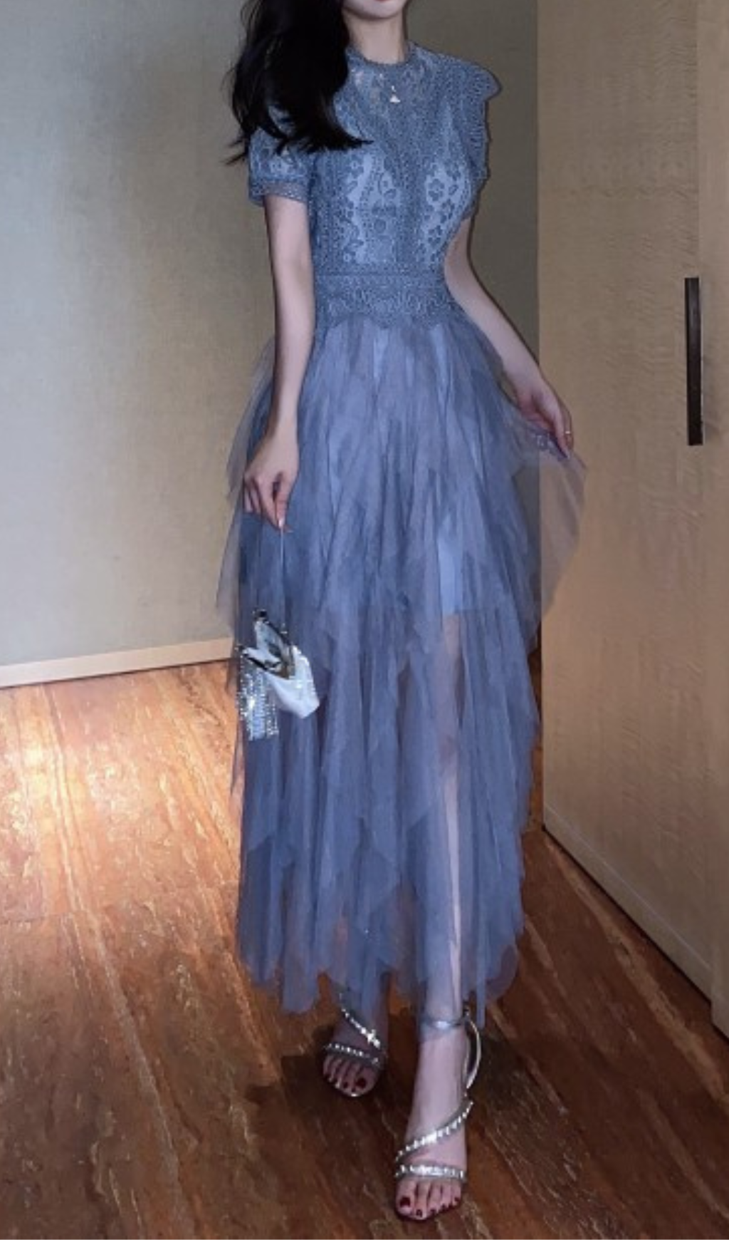 BLAUES MIDIKLEID MIT PATCHWORK-SPITZE UND CUTOUTS