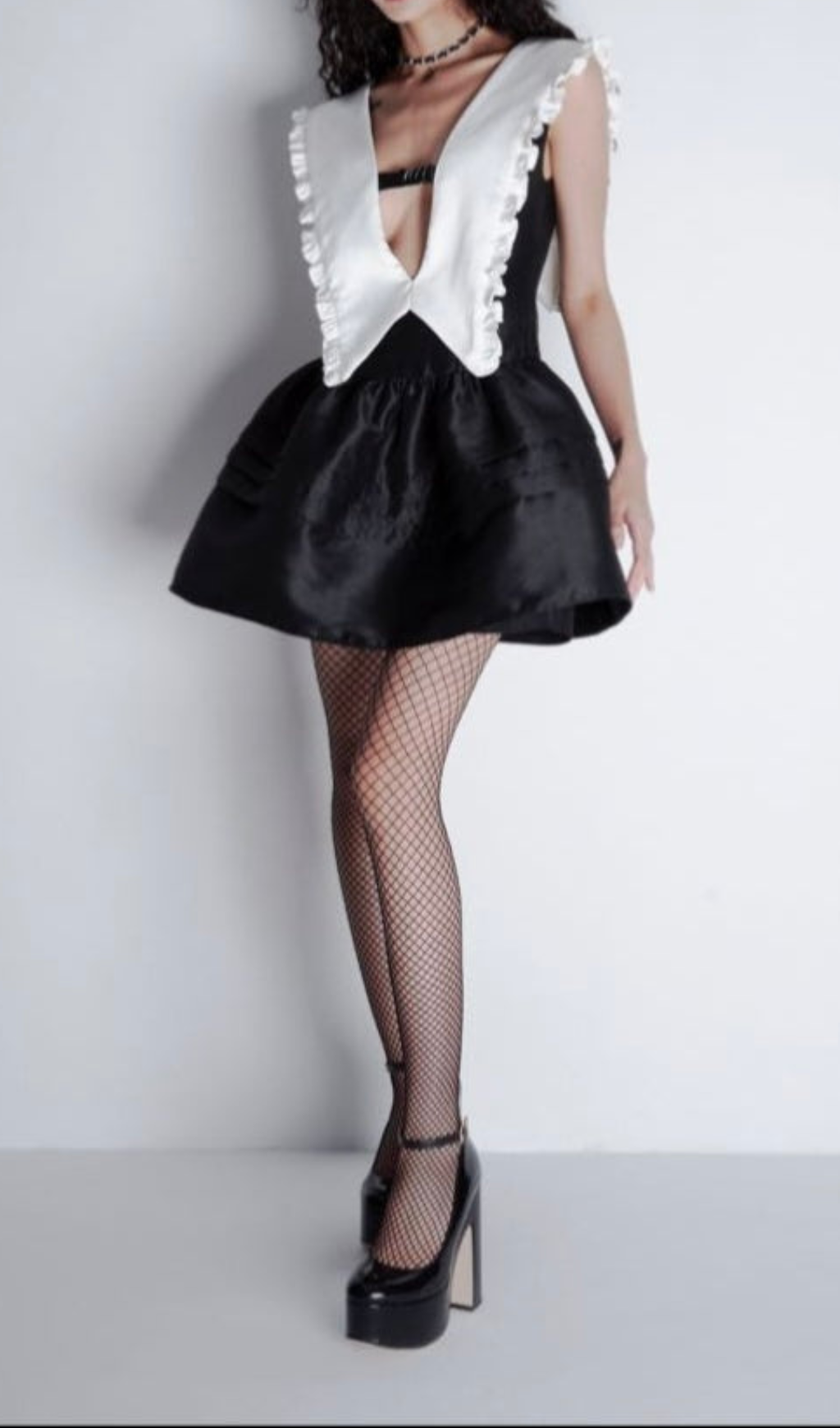 MINIKLEID MIT V-AUSSCHNITT UND RÜSCHEN