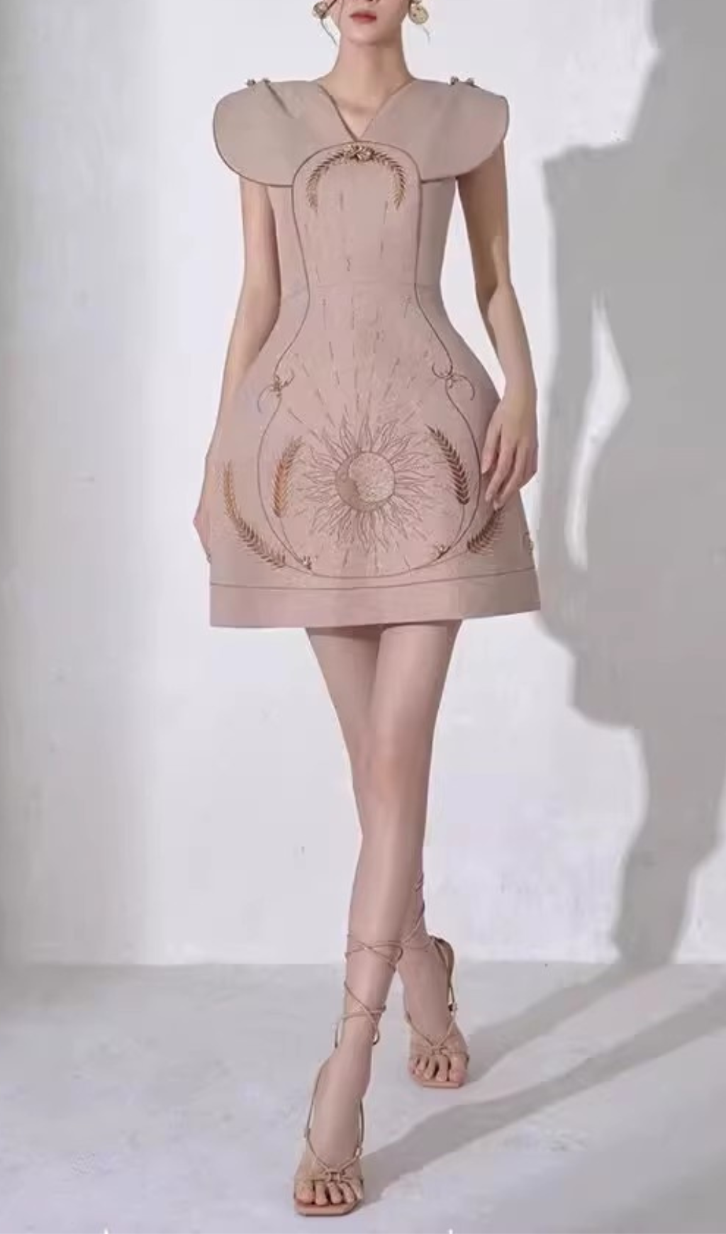 Weißes Kleid mit V-Ausschnitt und Blumenstickerei