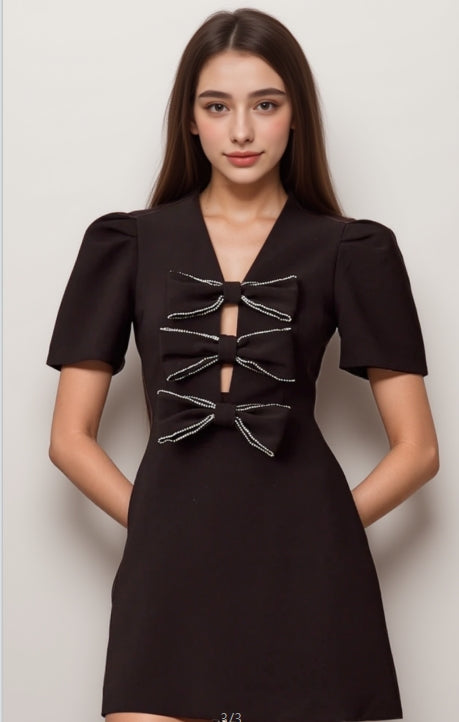 Tania – Schwarzes Minikleid mit Schleifenverzierung