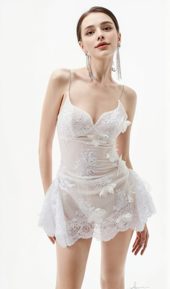 Verna – Minikleid aus Spitze mit Schmetterlingsverzierung in Weiß