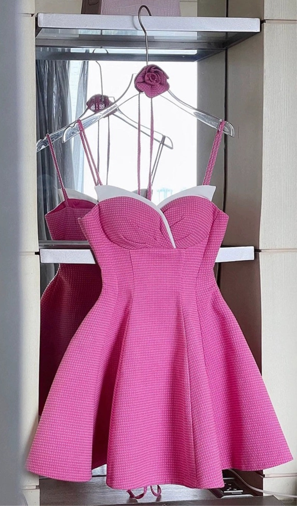 Träger-Minikleid mit Rose in Pink