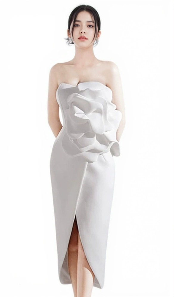 TRÄGERLOSES KLEID MIT BLUMENVERZIERUNGEN IN WEISS