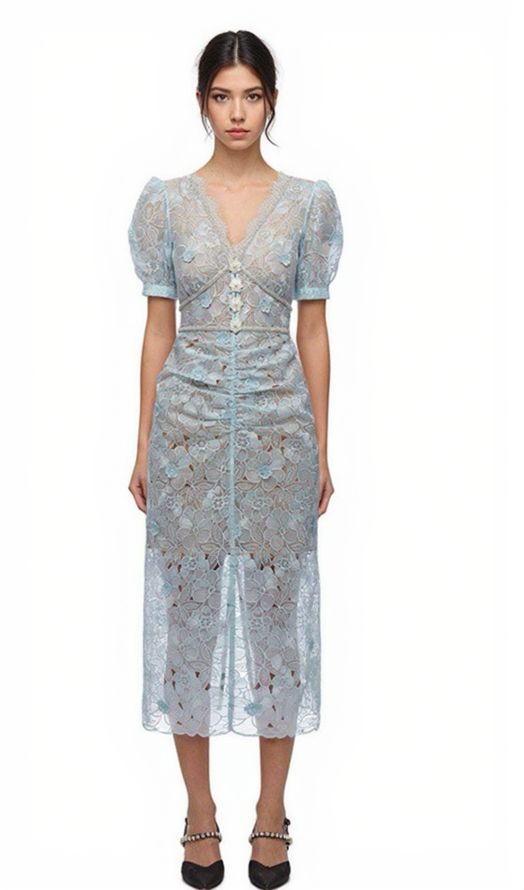 BLAUES MIDIKLEID MIT BLUMENMUSTER