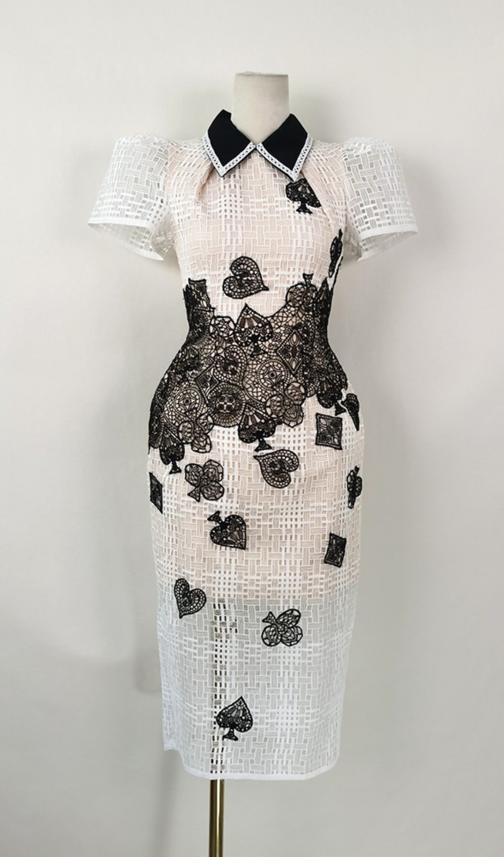 ABITO MIDI DECORATO CON MOTIVI POKER IN BIANCO