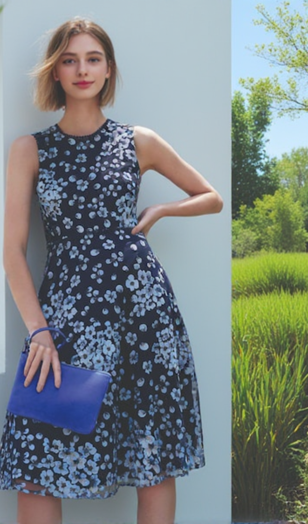 Lilith – Geblümtes Midikleid in Marineblau