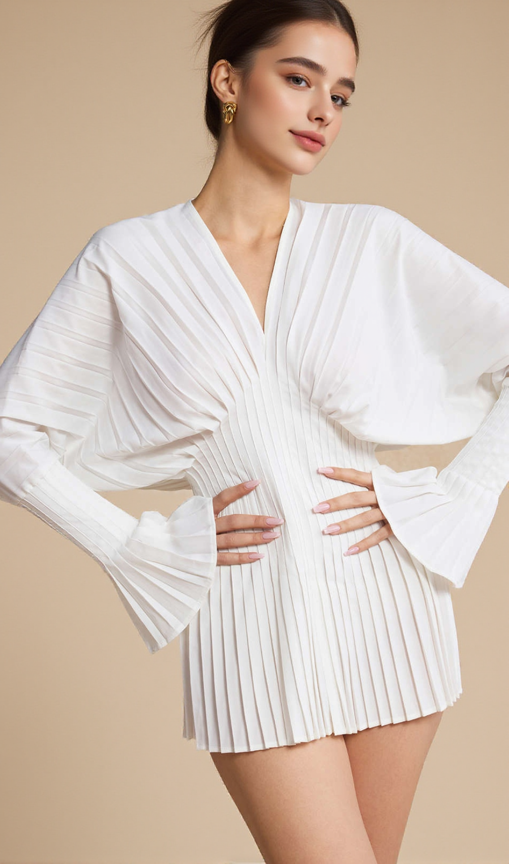 Plissiertes Minikleid mit Glockenärmeln und V-Ausschnitt in Weiß