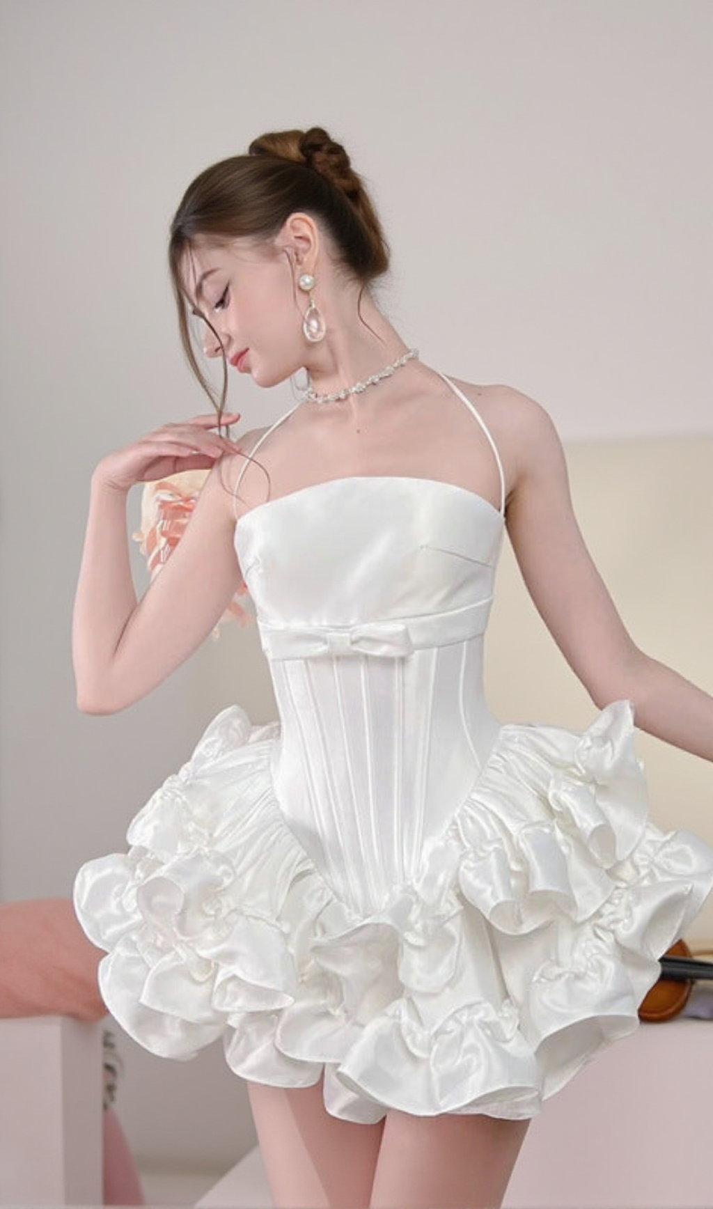 Wendy – Trägerloses Minikleid mit gerüschtem Besatz in Weiß