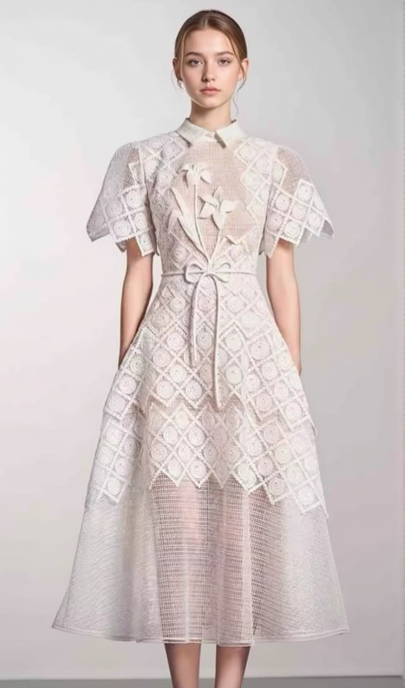 ABITO MIDI CON RICAMI IN BIANCO