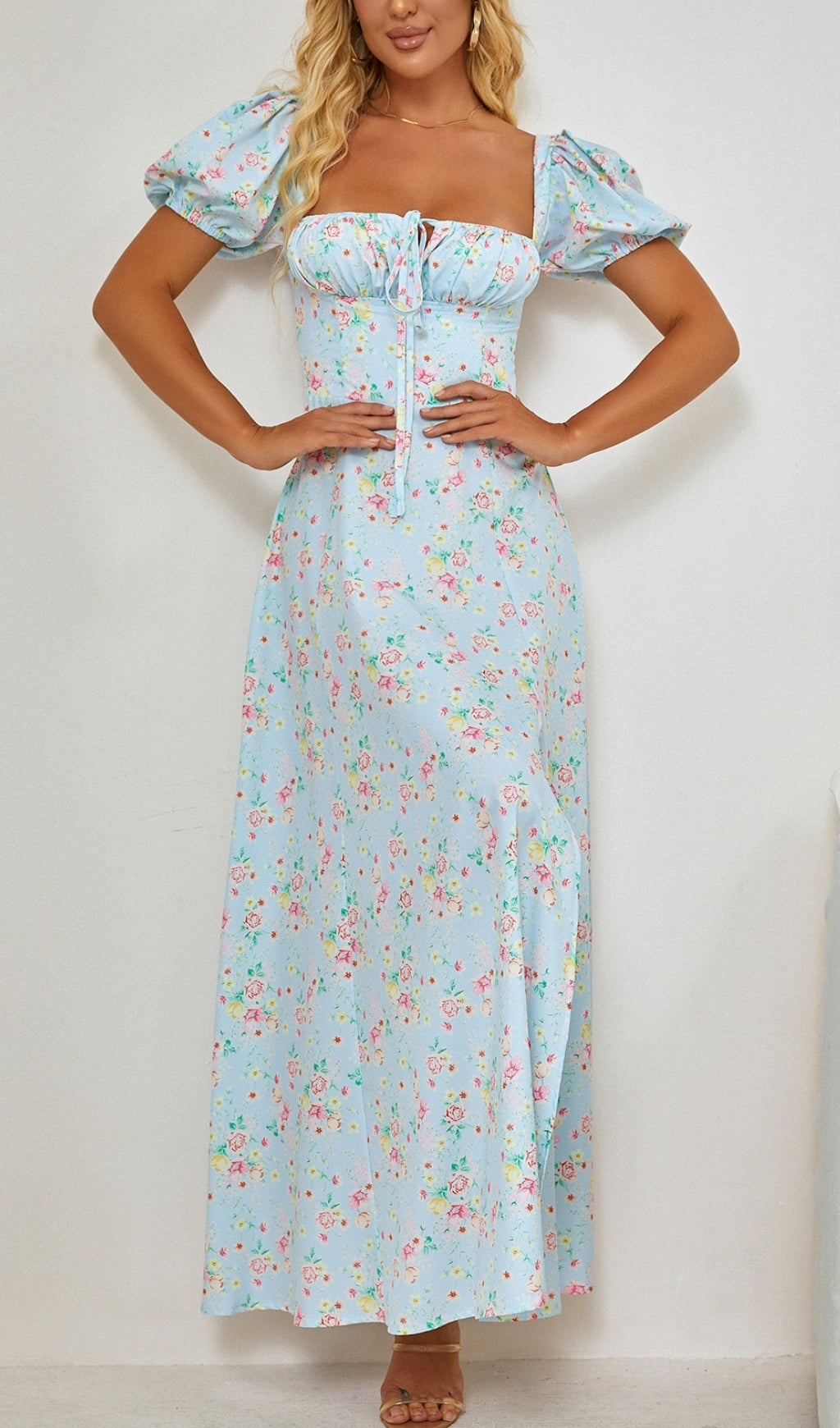 ABITO MIDI VINTAGE CON MANICHE A SBUFFO E FIORI IN BLU