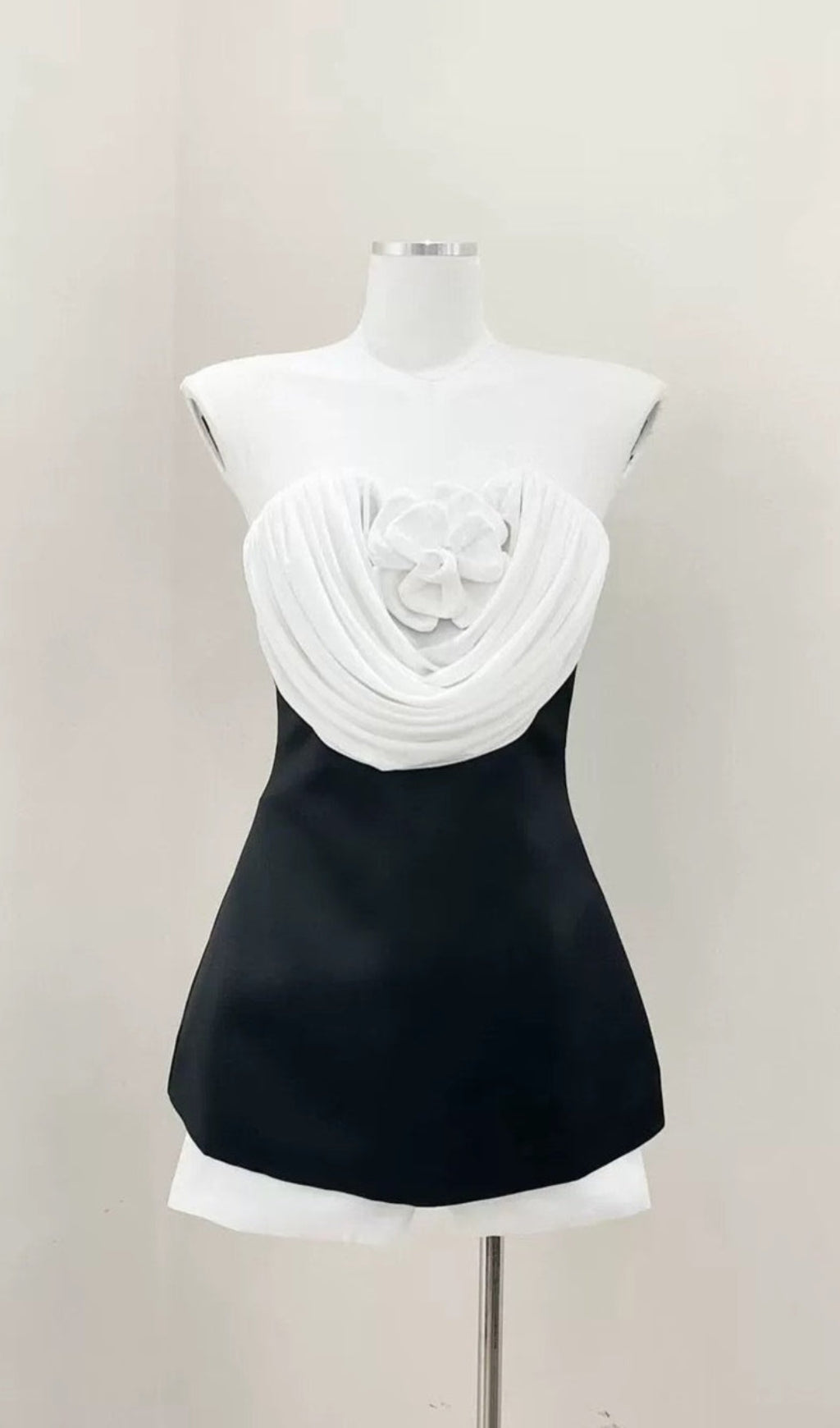 ABITO CORTO VERNA SENZA SPALLINE NERO CON DECORAZIONI A FIORI