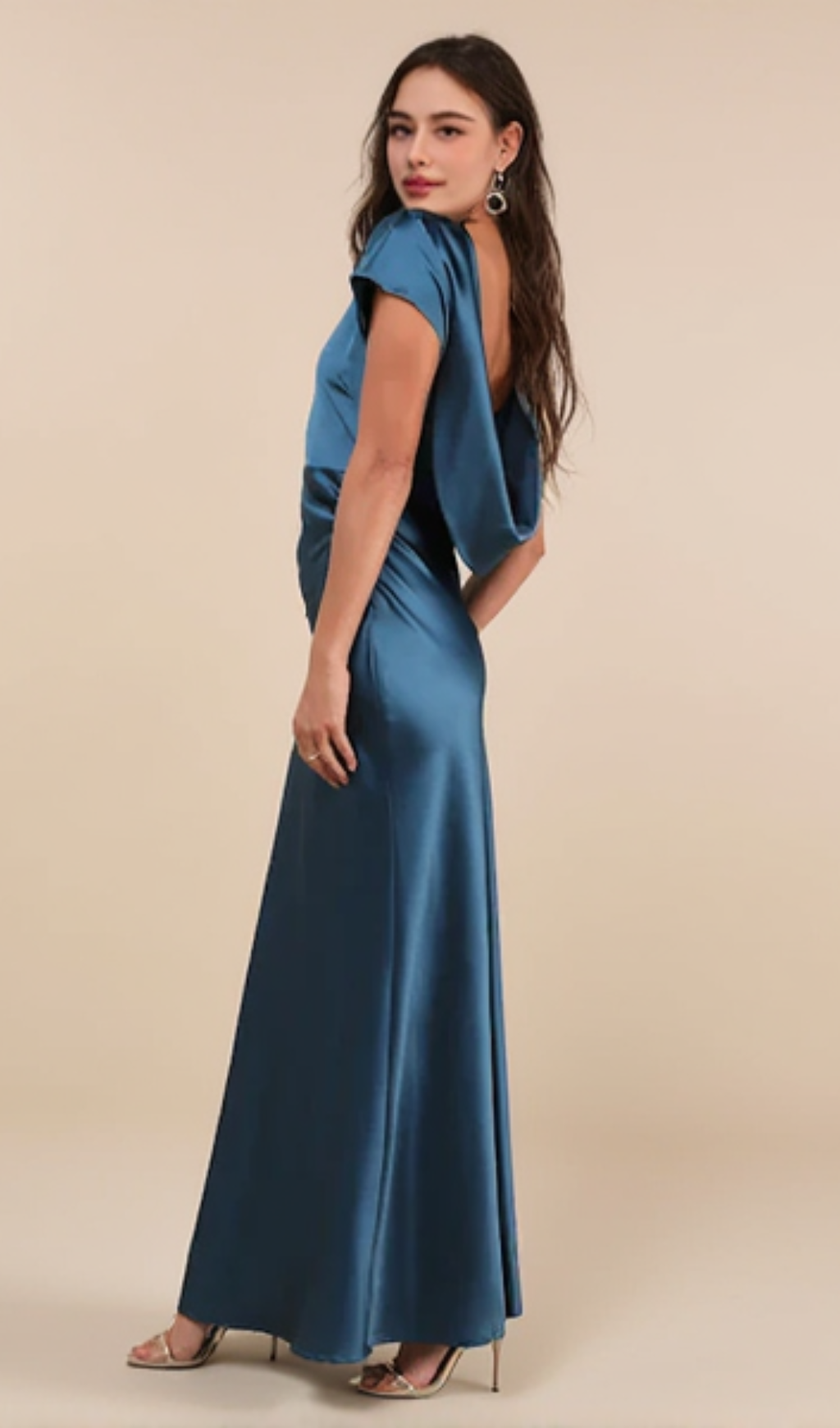 Maxikleid aus Satin mit Wasserfallausschnitt auf der Rückseite in Dunkelblaugrün
