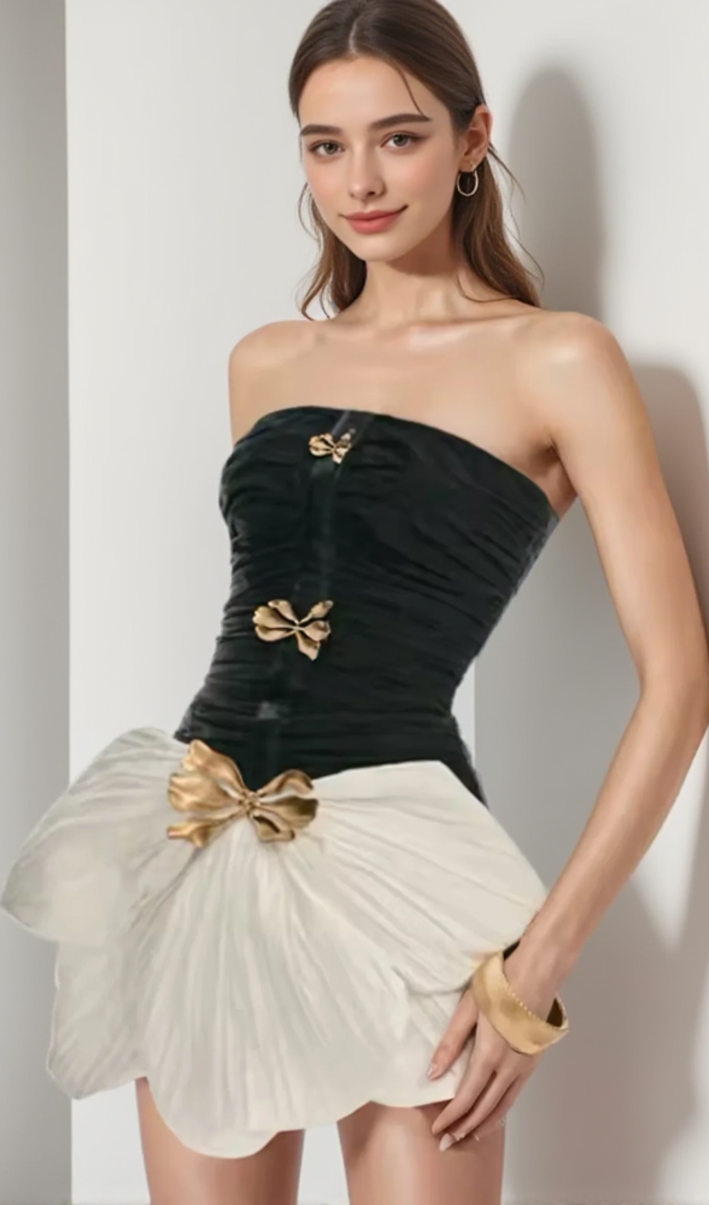 zweifarbiges, trägerloses, gerüschtes Minikleid mit Schleife