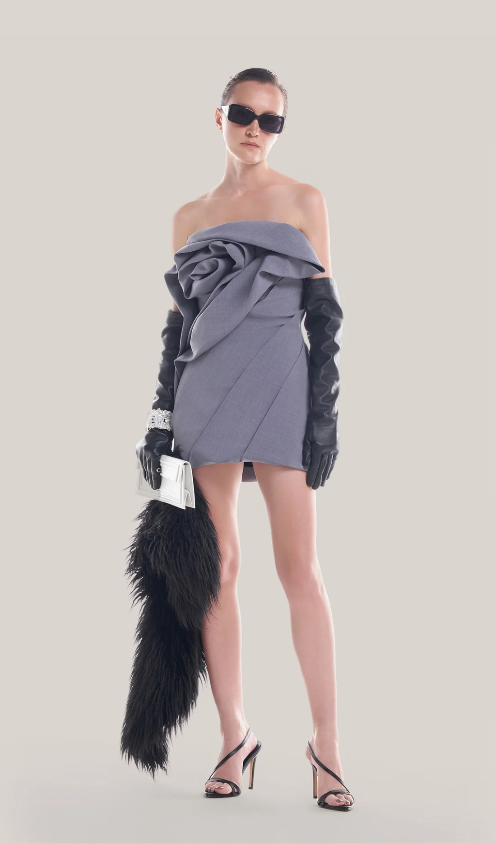 Alisa – Trägerloses Minikleid mit Blumenmuster in Grau