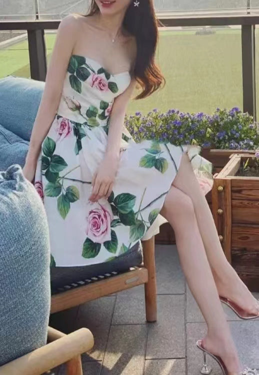 Bandeau-Minikleid mit Rosendruck in Weiß