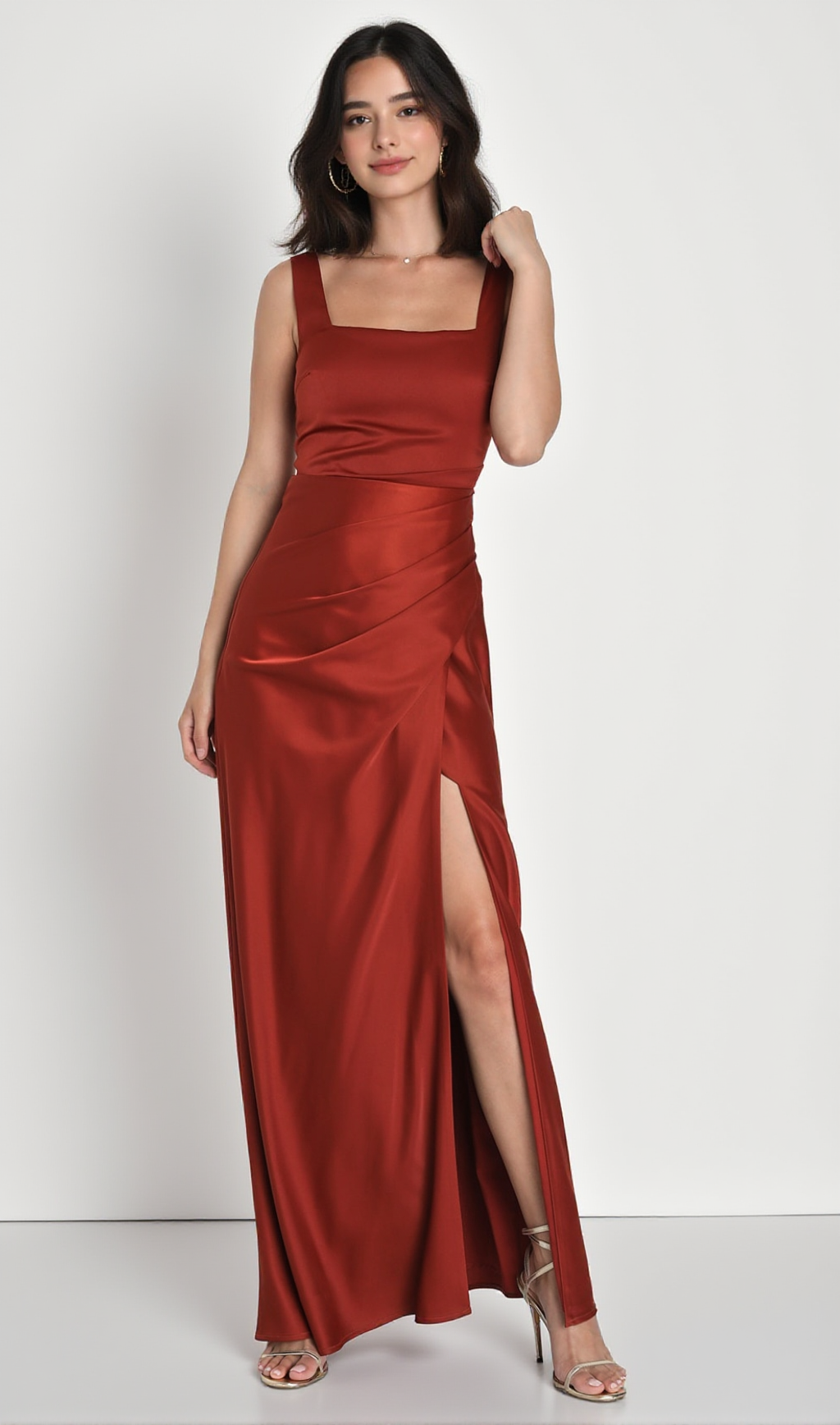 Abito lungo in raso color ruggine con scollo quadrato e stile romantico sul tappeto rosso