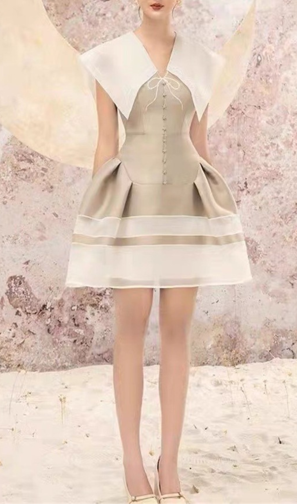 ÄRMELLOSES, RÜCKENFREIES MINIKLEID AUS SPITZE MIT STICKEREI