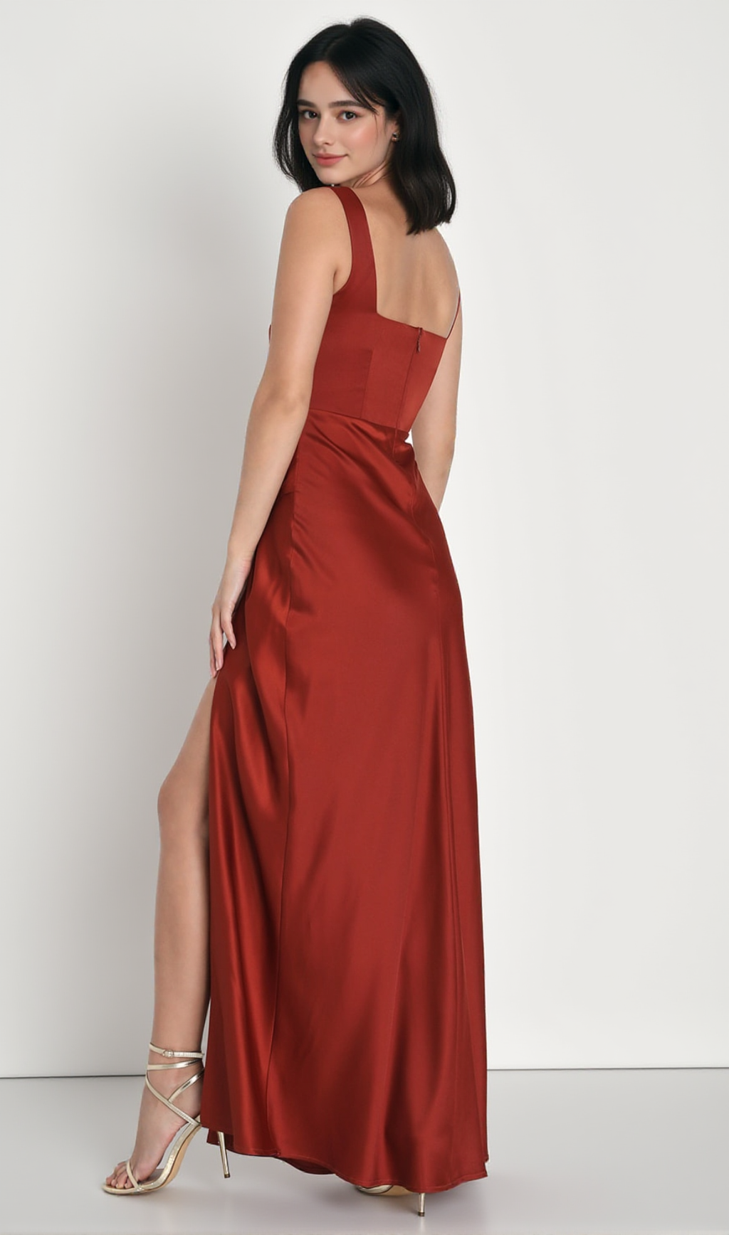 Abito lungo in raso color ruggine con scollo quadrato e stile romantico sul tappeto rosso