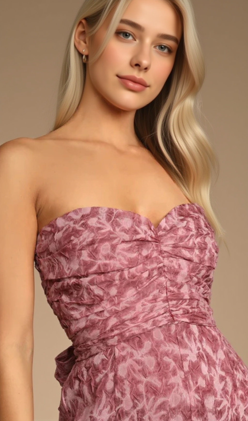 Trägerloser Jumpsuit mit weitem Bein und Organza-Rüschen