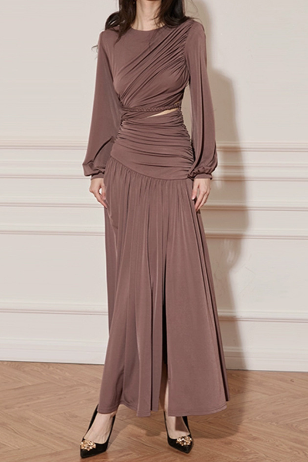 ABITO LUNGO IN CHIFFON PLISSETTATO CON TAGLIO MARRONE CHIARO