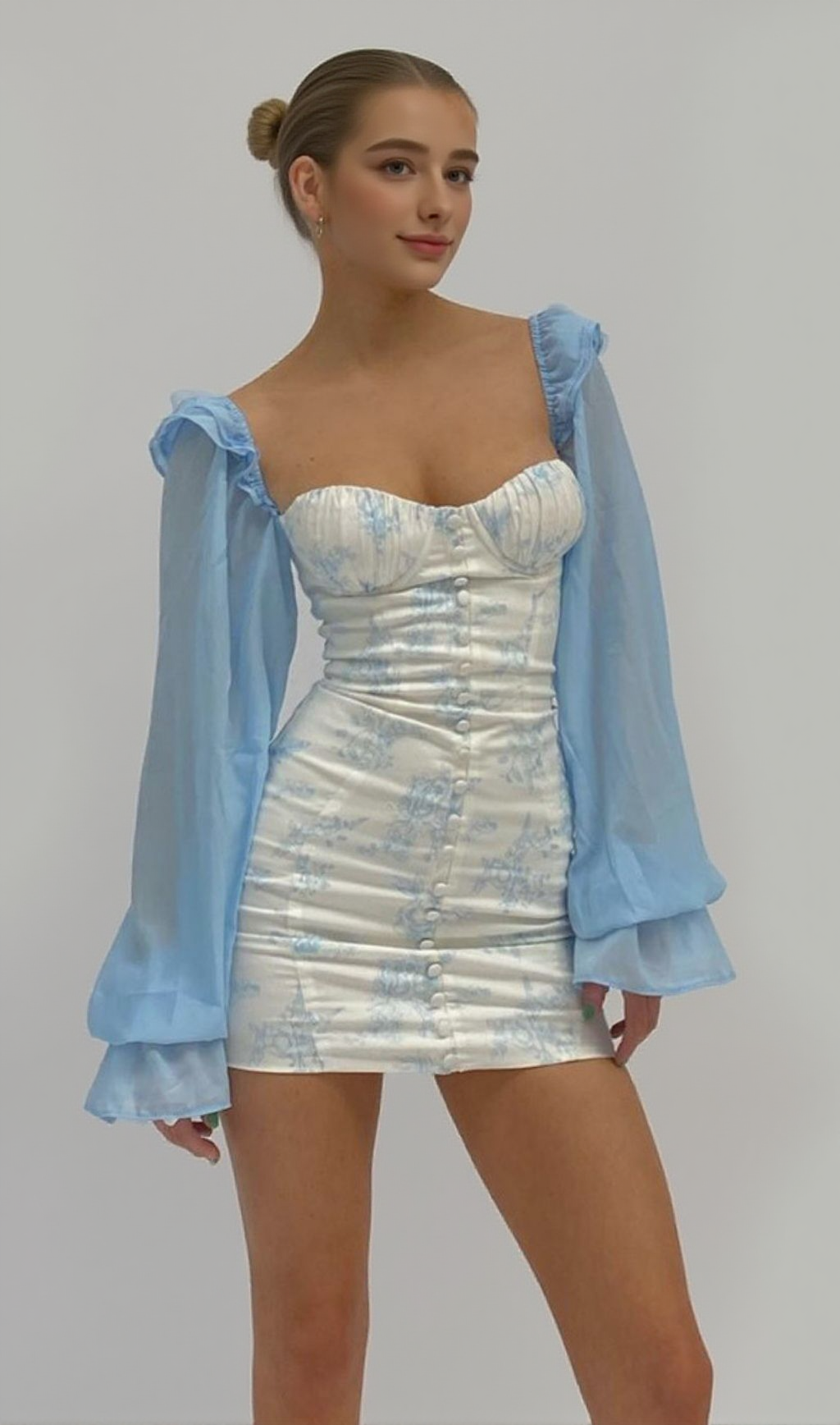BLAUES MINIKLEID MIT AUSGESTELLTEN ÄRMELN UND PRINT