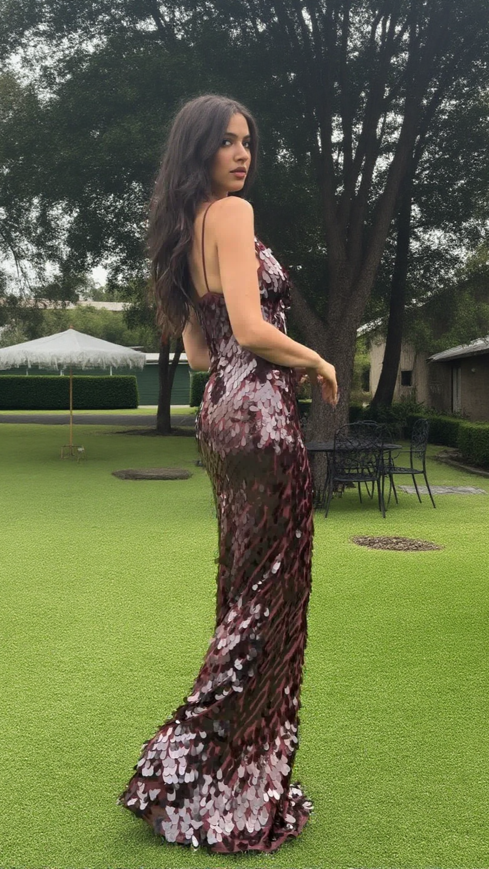 L'ABITO LUNGO CON PAILLETTES MARRONE