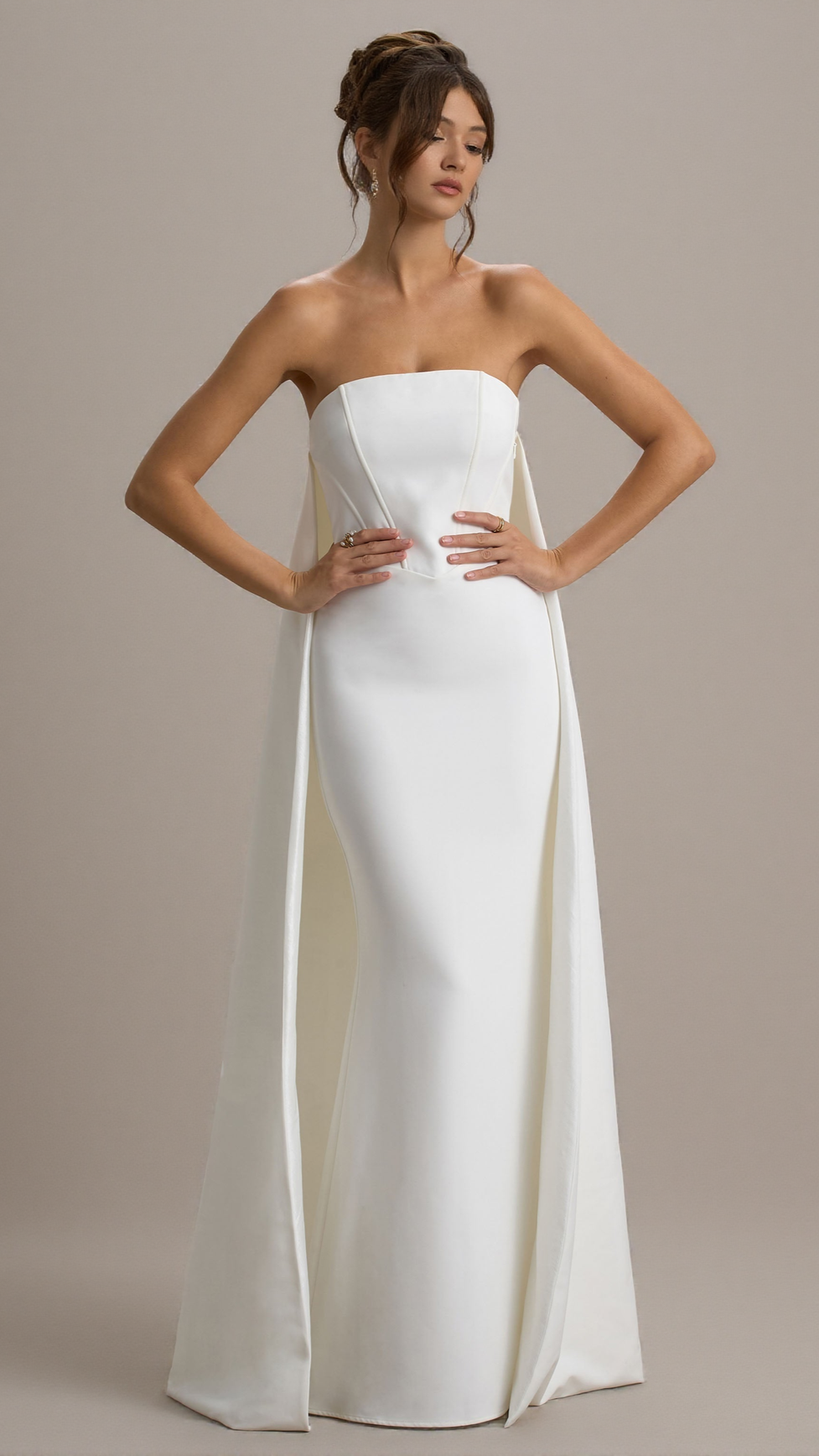 SHE'S TROUBLE | ABITO LUNGO A FASCIA BIANCO CON MANTELLA