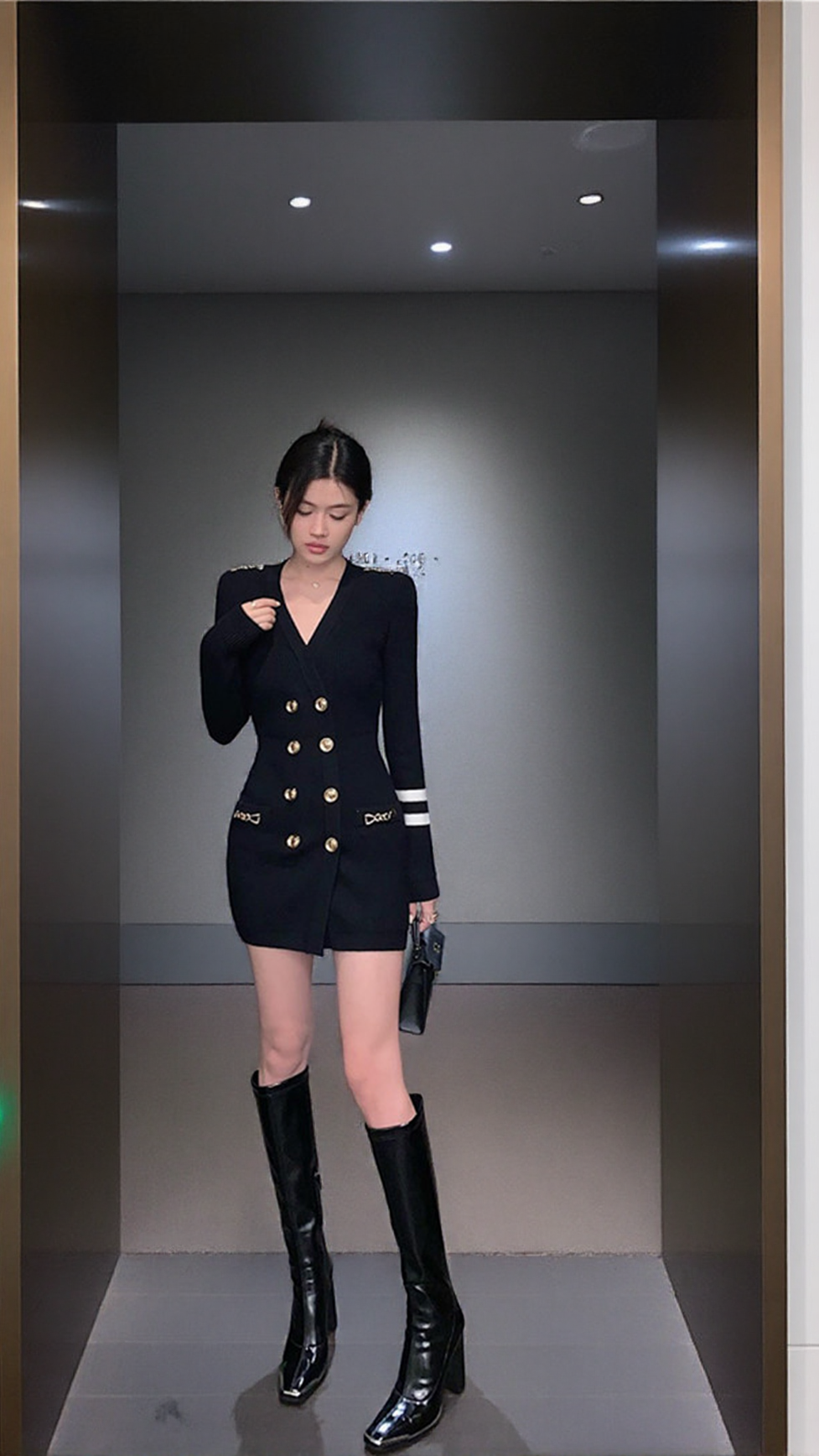 CHAIN-EMBELLISHED HIP-COVERING KNITTED DRESS