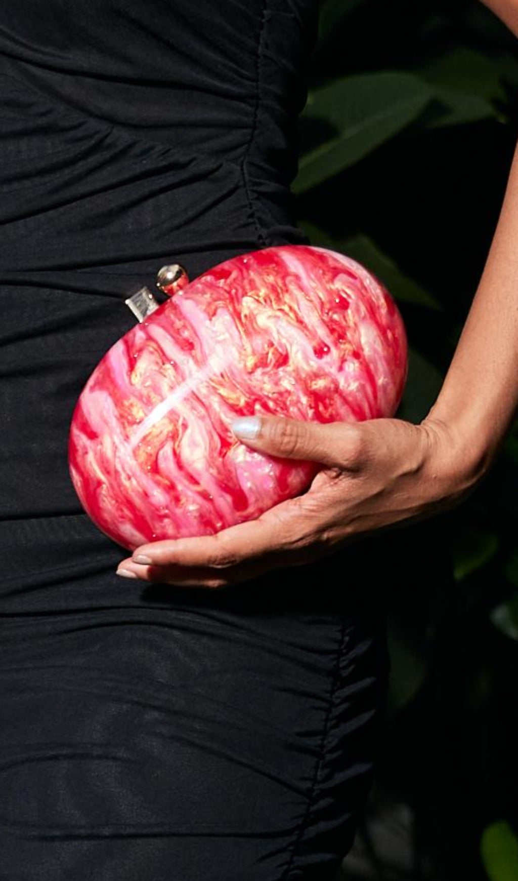 PERLGLANZENDE ACRYL-CLUTCH