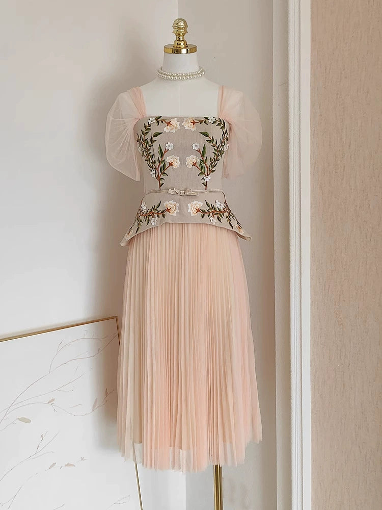 Midikleid mit quadratischem Kragen und bestickten Blumen in Aprikose