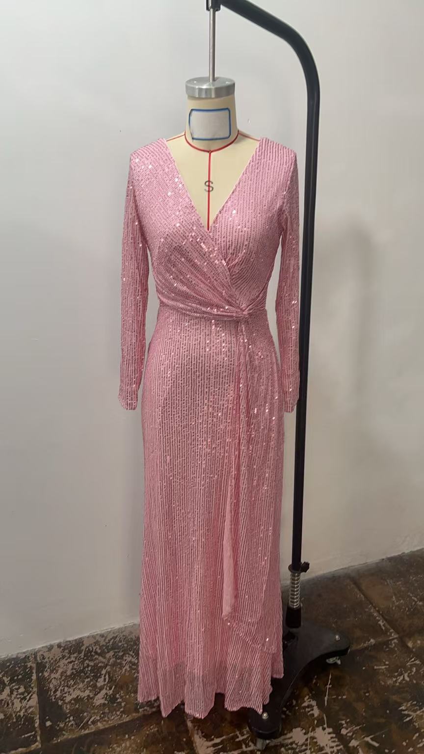 ABITO LUNGO CON SCOLLO A V E MANICHE LUNGHE CON PAILLETTES ROSA