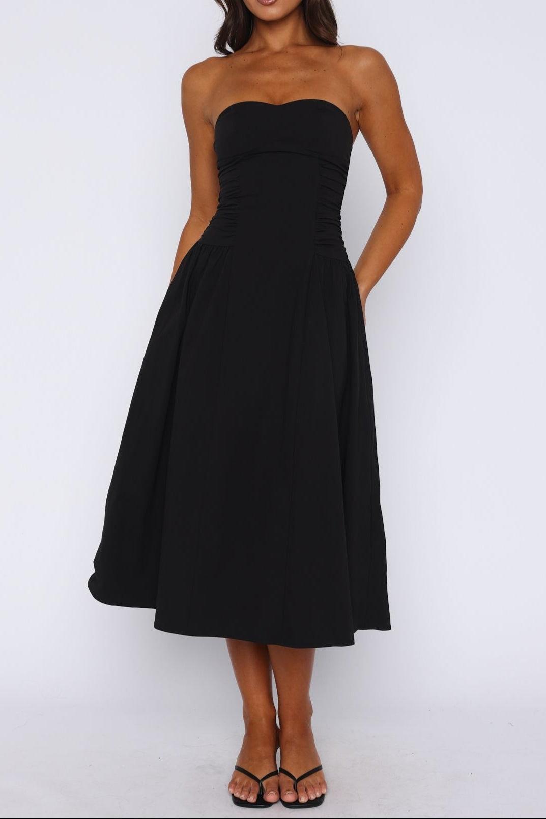 Sandra – Trägerloses Midikleid in Schwarz