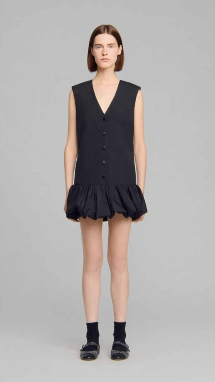 Schwarzes Minikleid mit Ballonsaum und Knopfleiste vorn