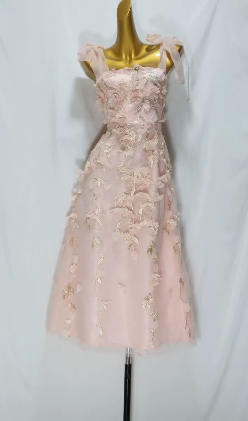 Absolute Elegance – Midikleid mit 3D-Blumen