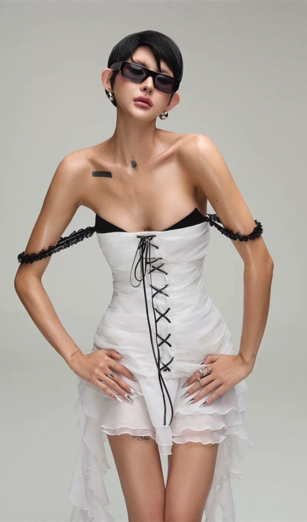 Stacey – Weißes Minikleid mit Rüschensaum und Bindeband