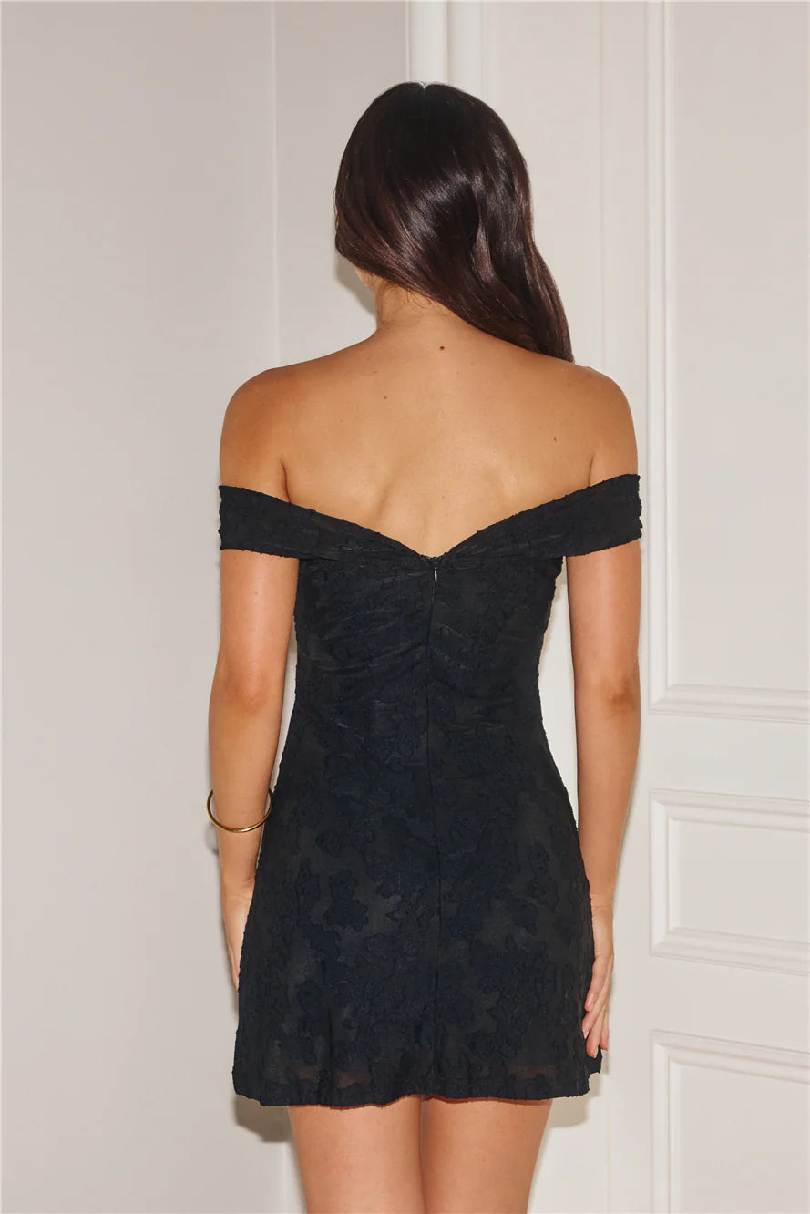 Schulterfreies rückenfreies Minikleid in Schwarz