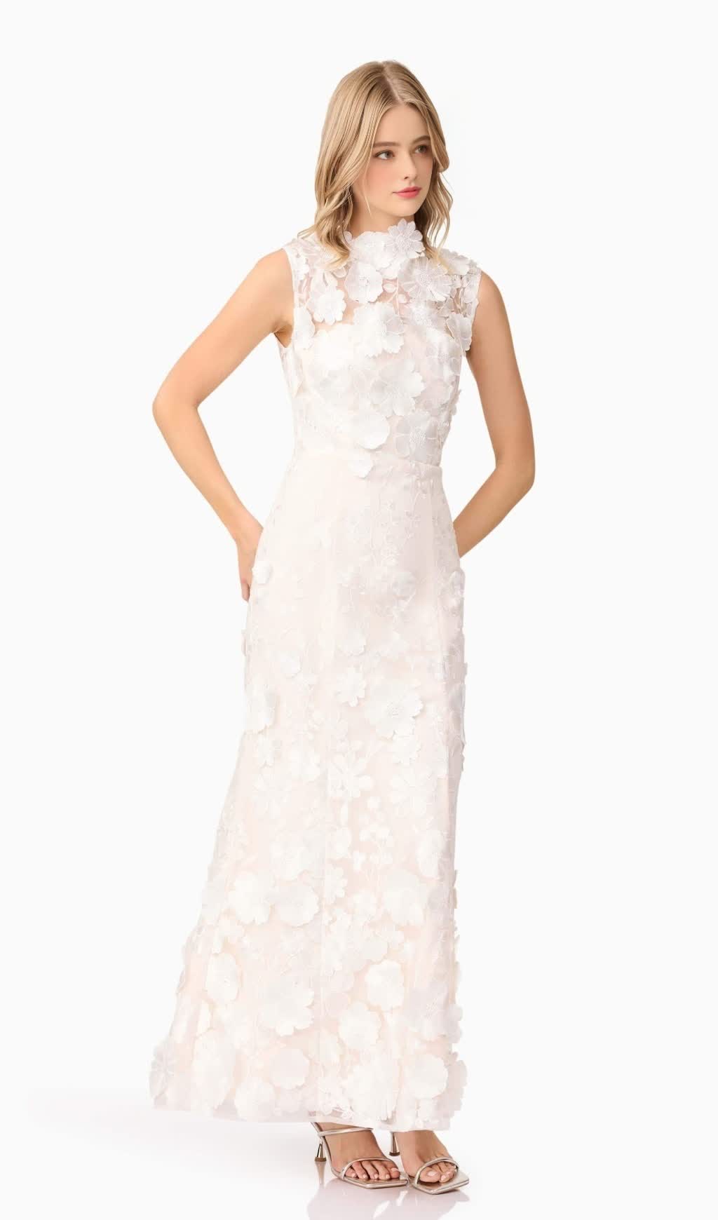 Yvette – Kleid mit 3D-Blumenstickerei in Weiß