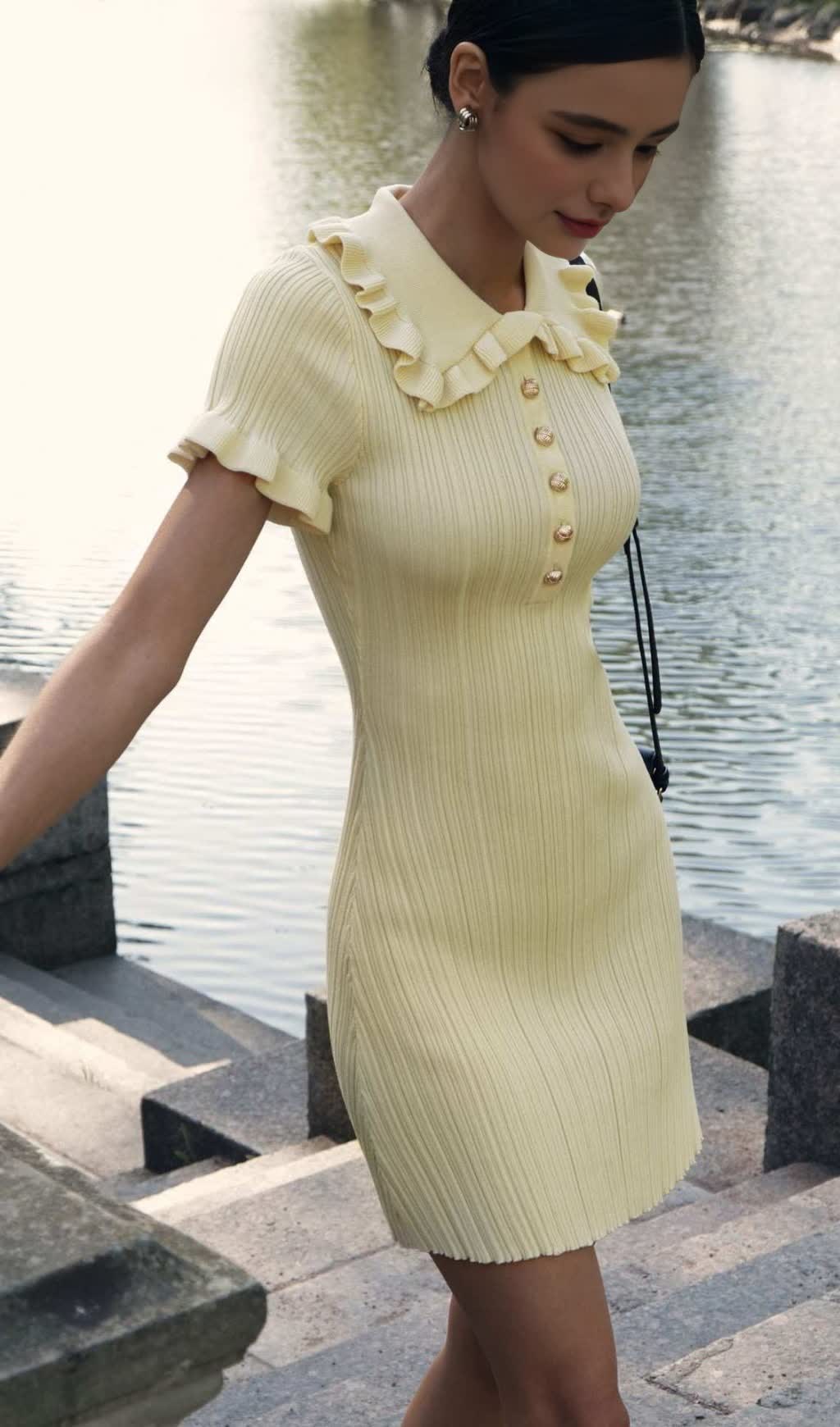 GELBES MINIKLEID AUS STRICK MIT RÜSCHEN